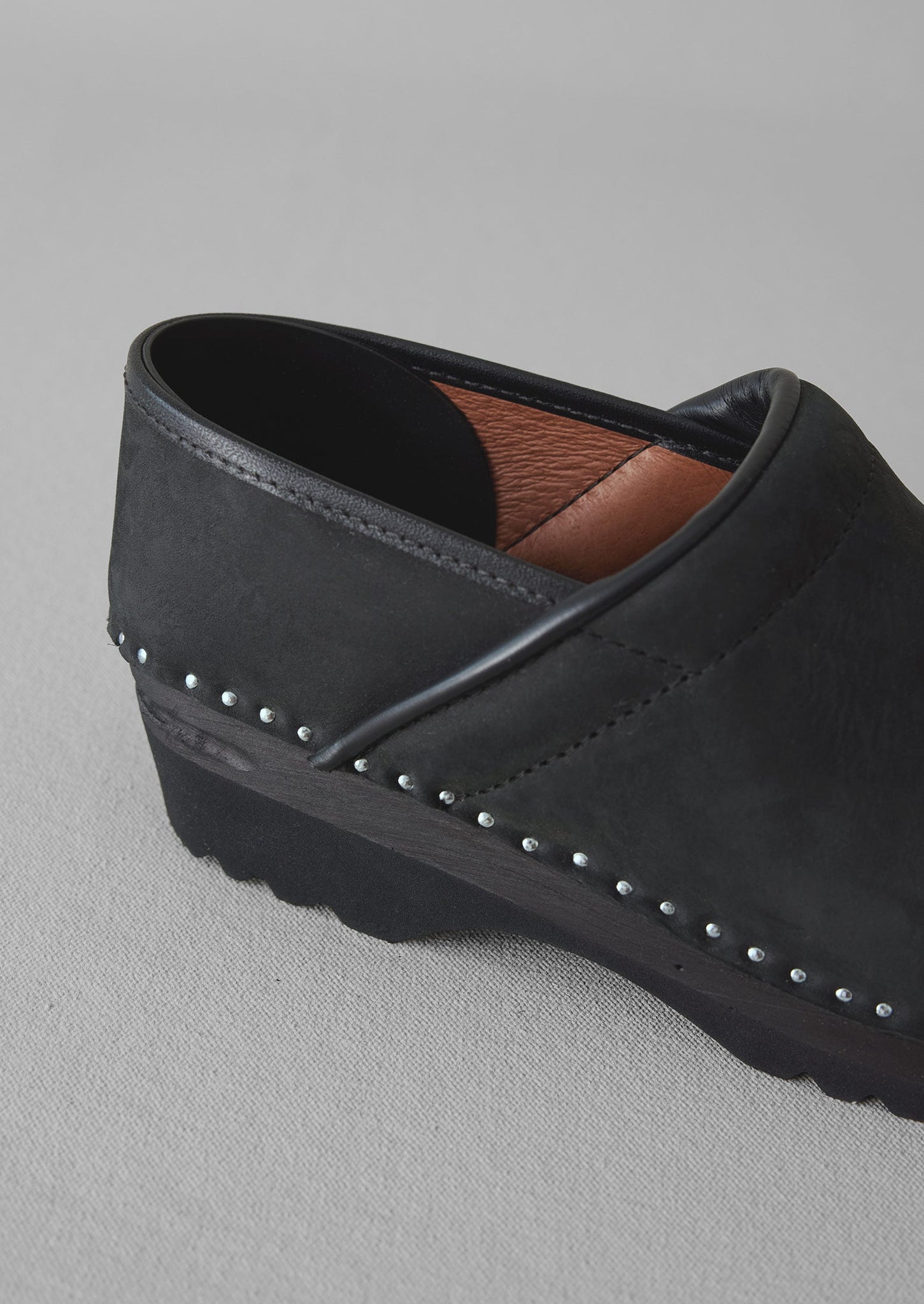 Troentorp Nubuck Closed Clogs | Black