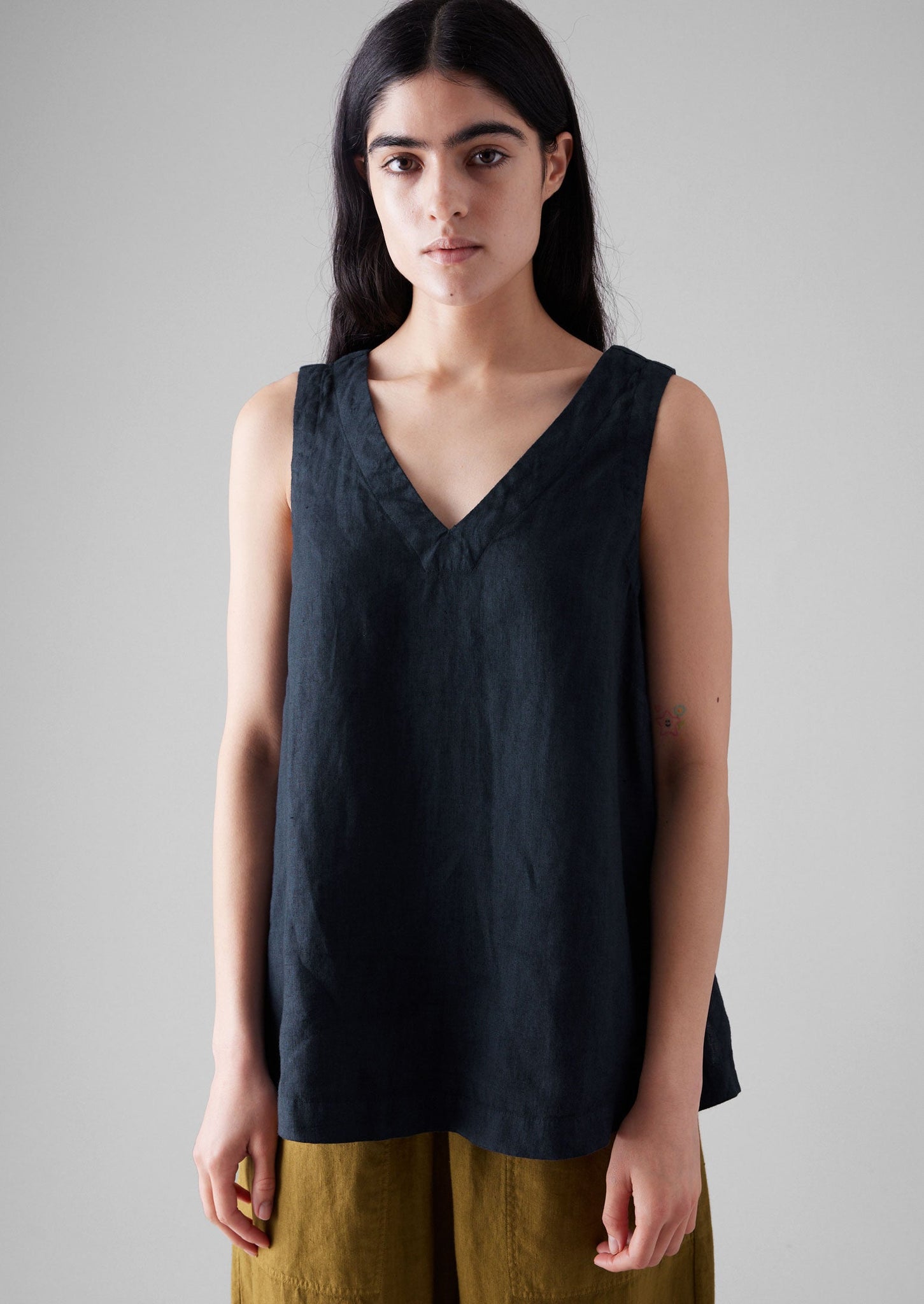 Garment Dyed Linen V-Neck Tank | Midnight
