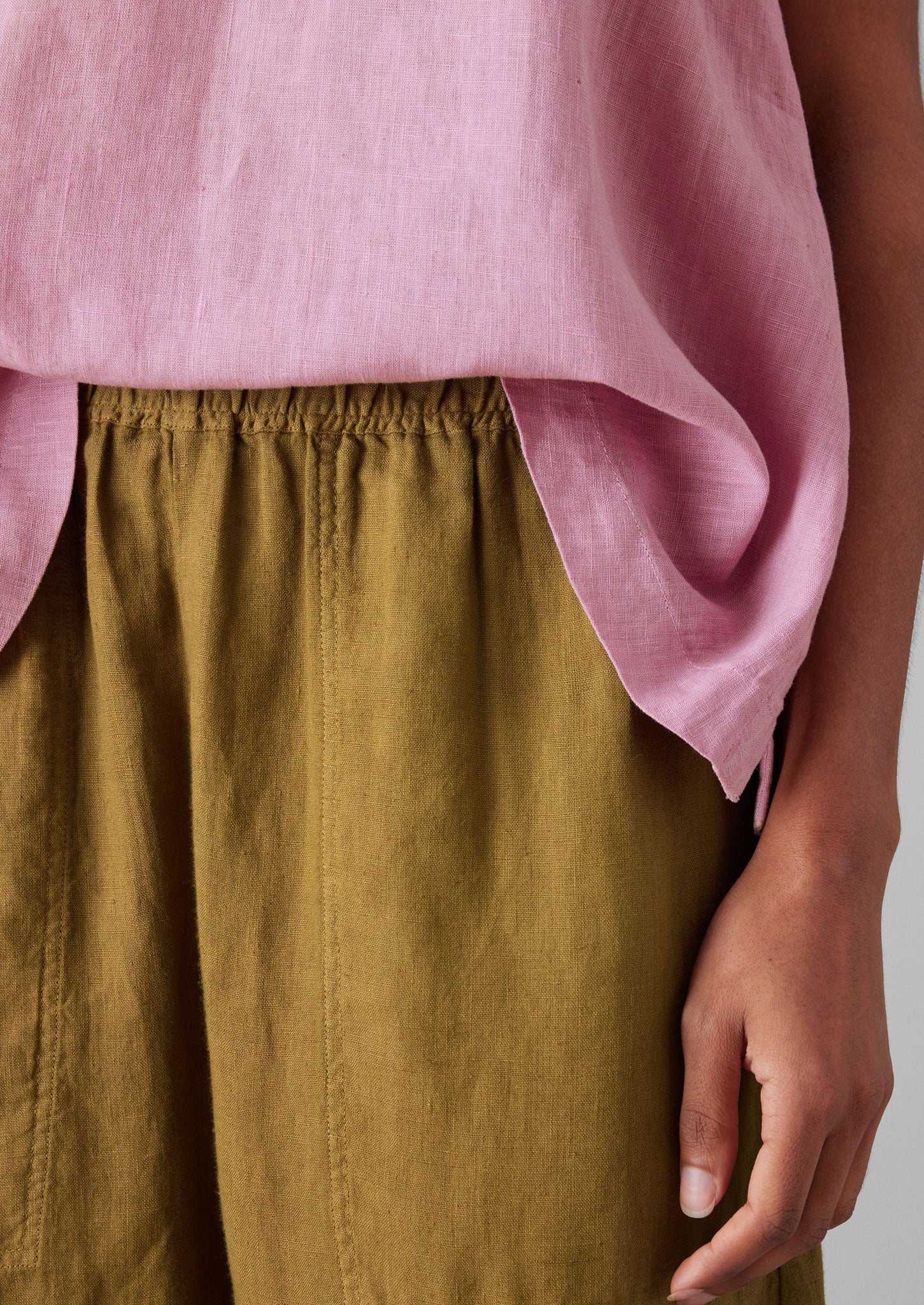 Garment Dyed Linen Barrel Leg Trousers | Durian Green